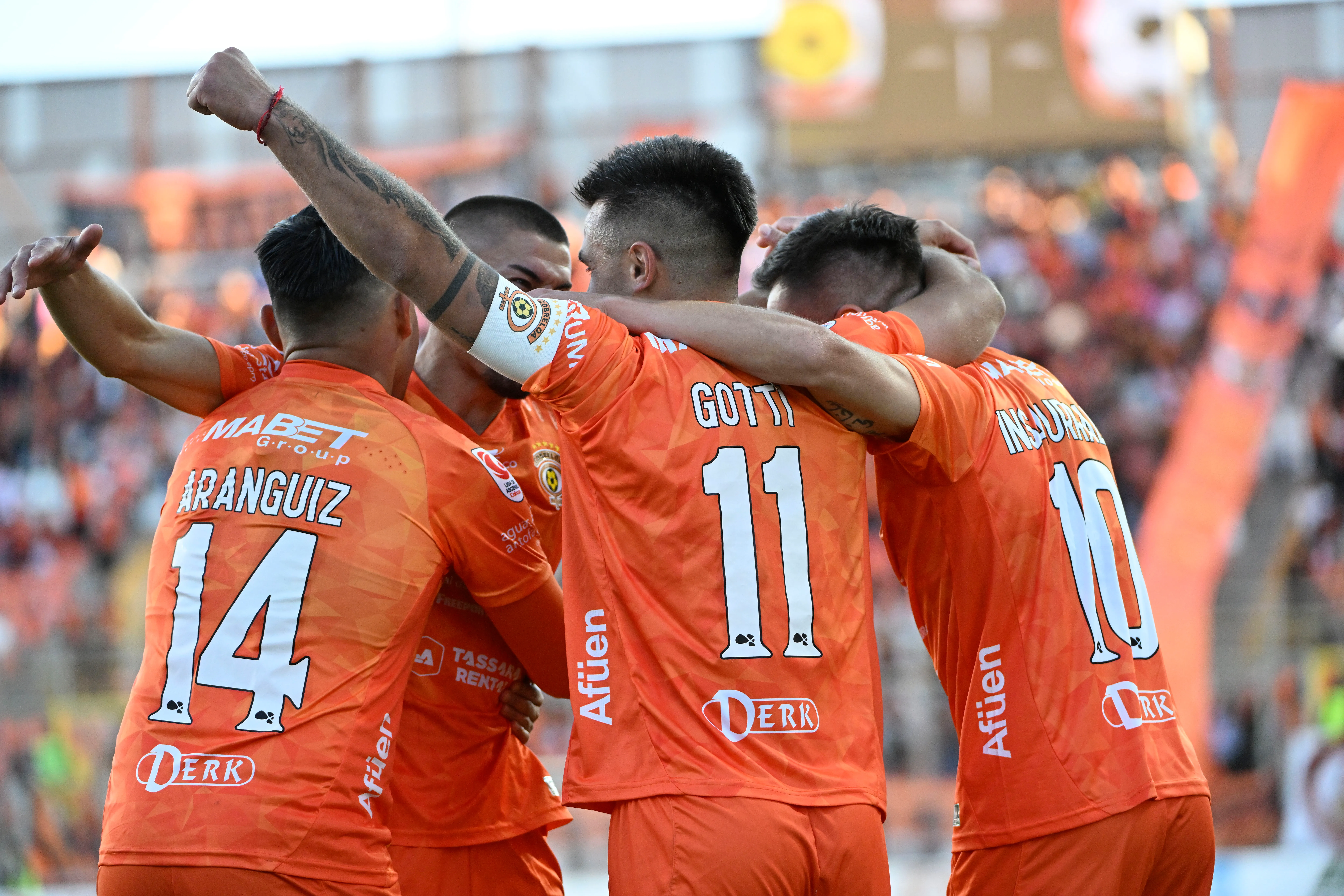 Cobreloa goleó a Curicó Unido en una jornada que pasará a la historia por un padre e hijo defendiendo la camiseta naranja
