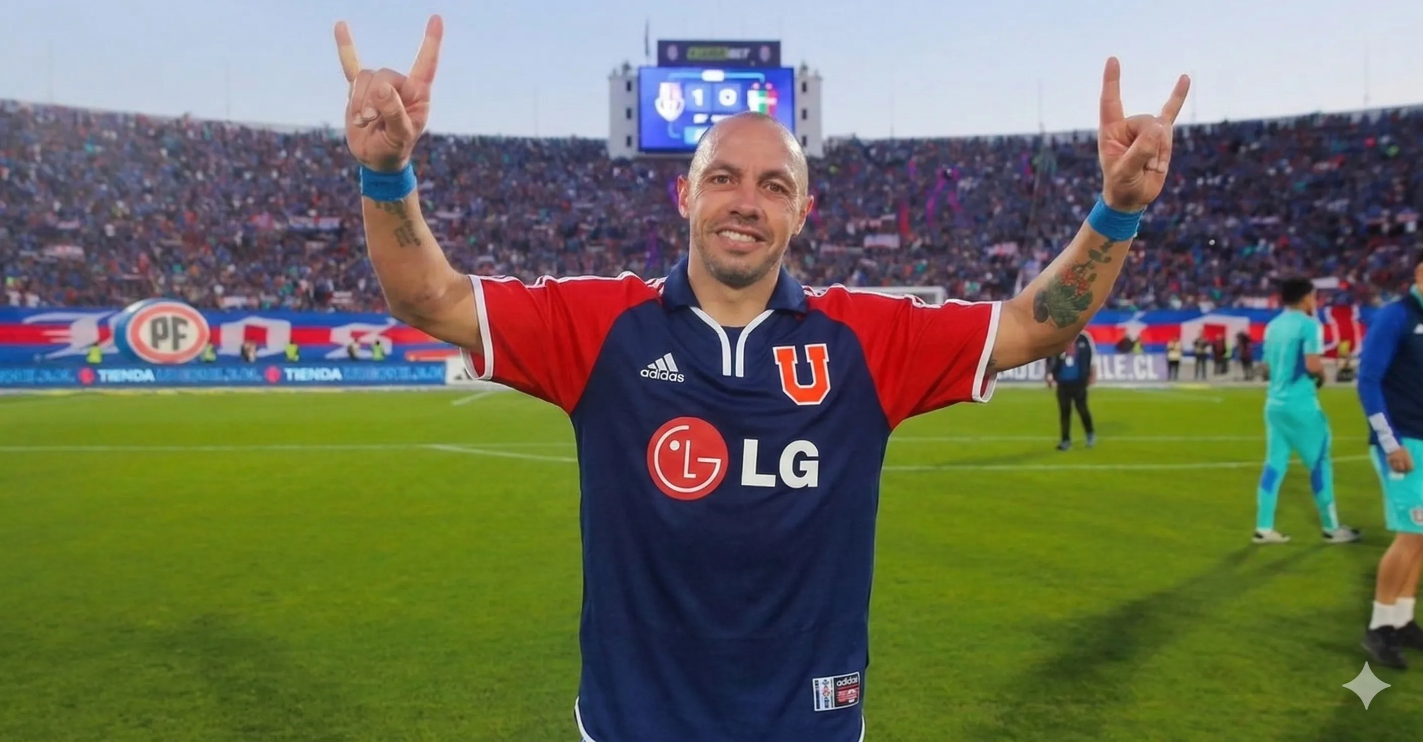 Marcelo Díaz con la camiseta que U. de Chile utilizó entre 2001 y 2002. (Gemini)