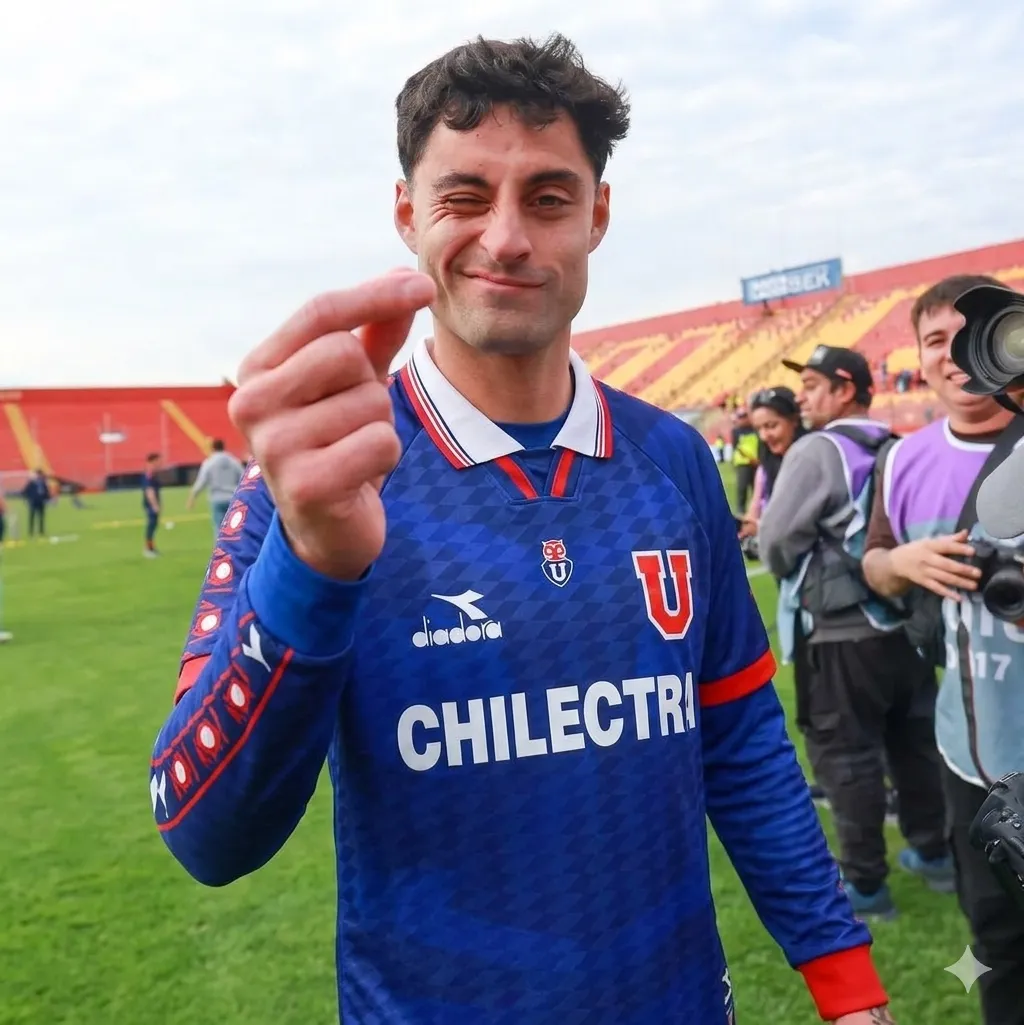 Javier Altamirano con una de las camisetas más míticas de Universidad de Chile. (Gemini)
