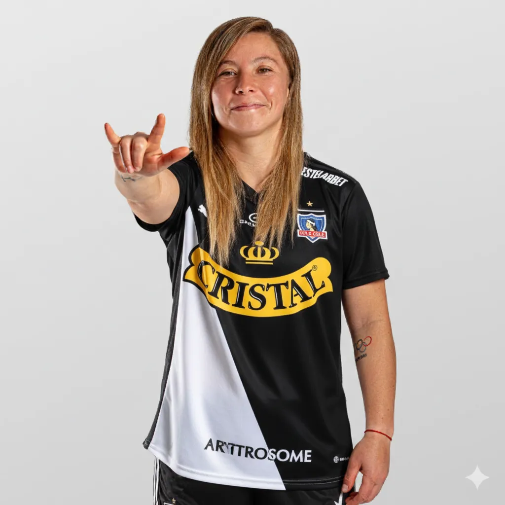 Yanara Aedo usando la camiseta de Colo Colo en la Copa Libertadores 2003.