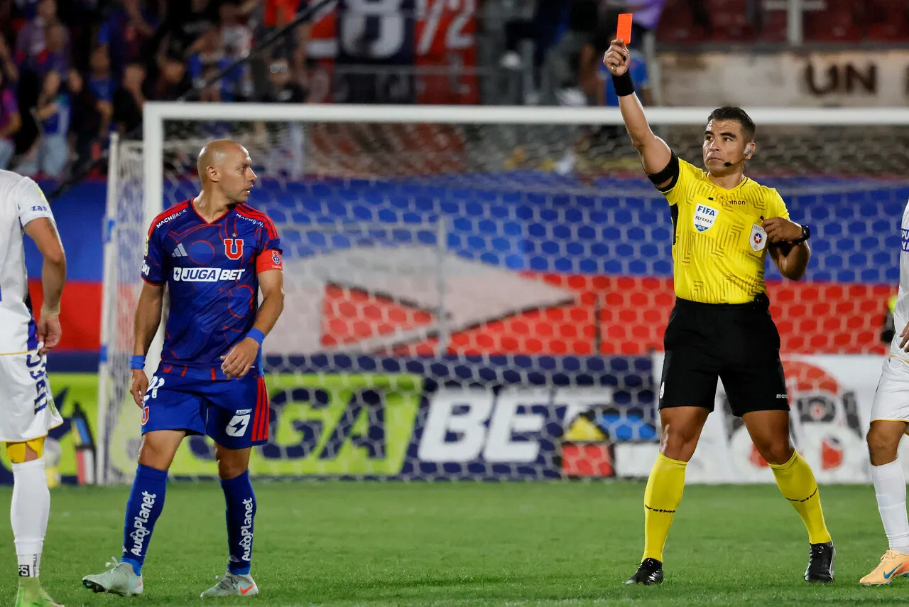 La U le reclamó penal a Cabero, pero el juez desestimó. | Foto: Photosport