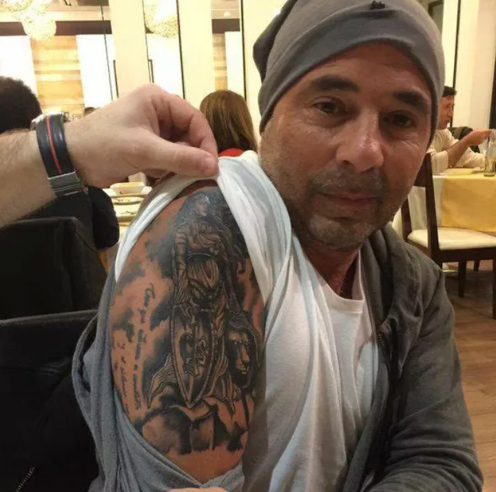 Jorge Sampaoli posando con su tatuaje del Disco Escultura de la agrupación de rock barrial, Callejeros.