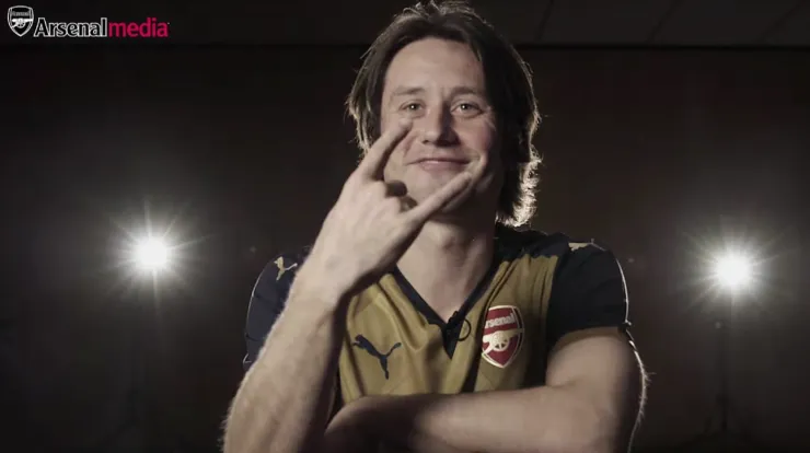 Tomáš Rosický y una clara señal de su gusto musical. “Horns Up”.