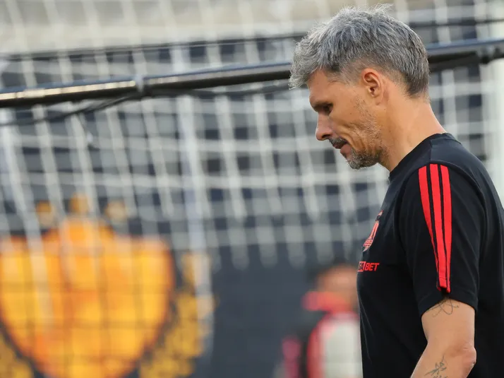 Lo sufre Ortiz: Refuerzo de Colo Colo entrenó con molestias