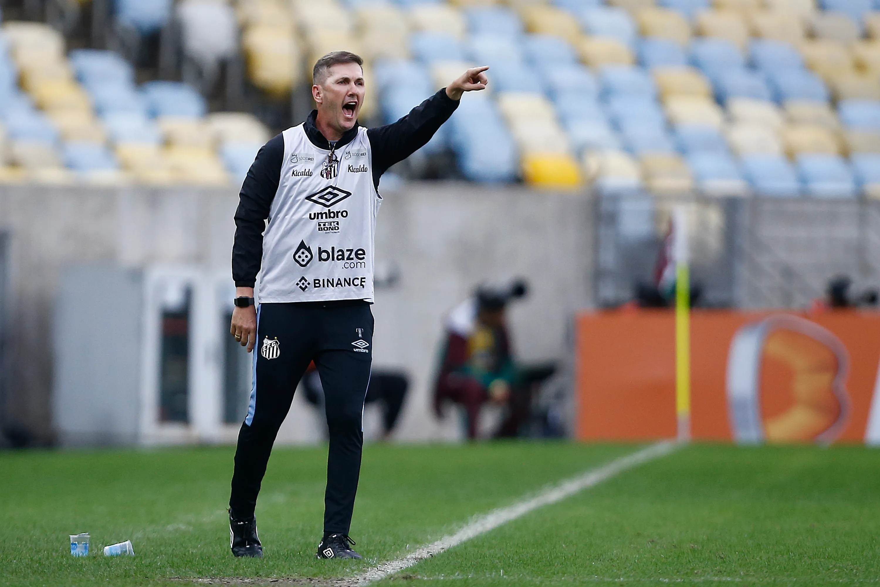 Paulo Turra dirigiendo al Santos. | Foto: Getty Images
