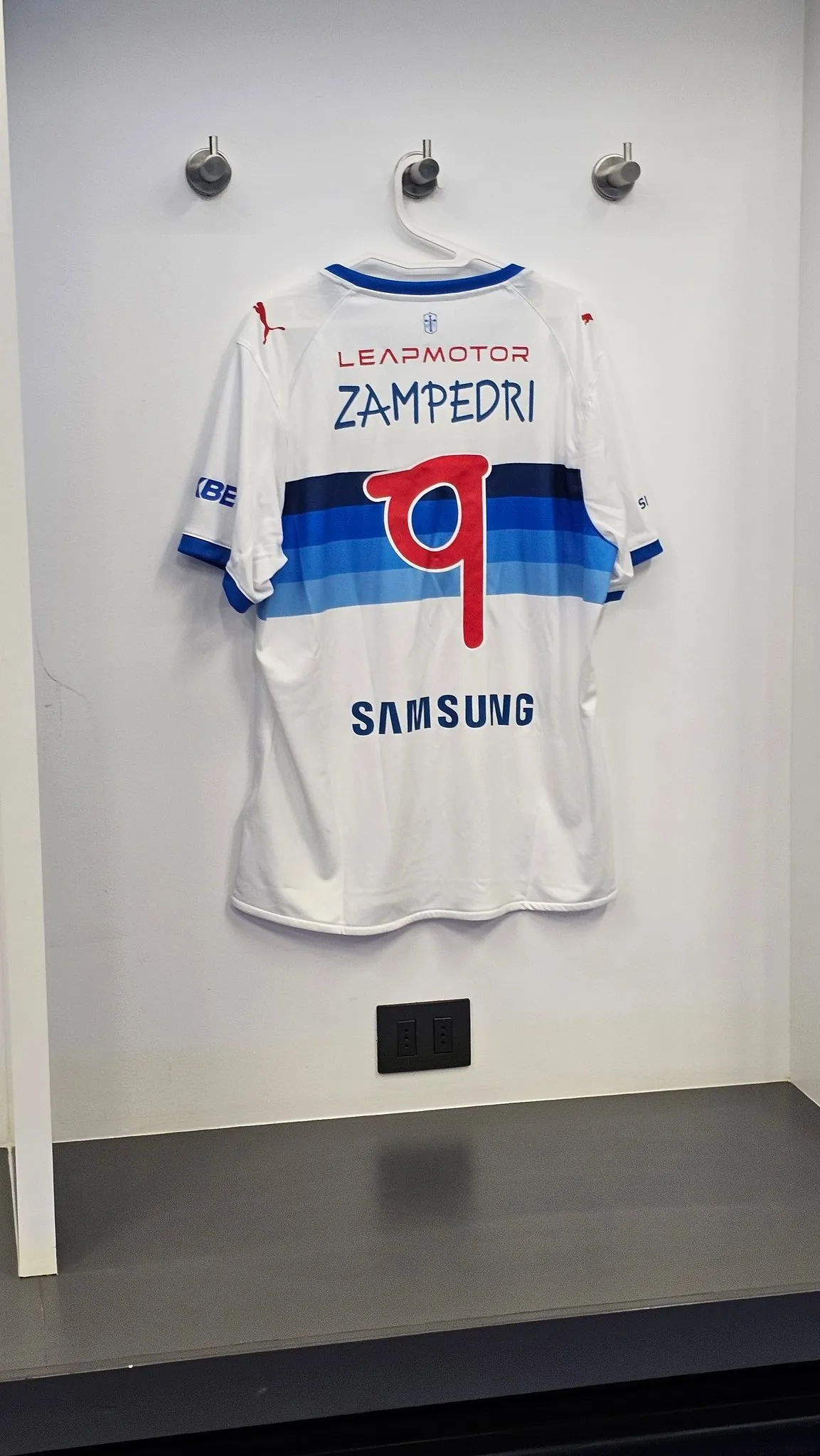 Foto: @mariopalominosc en X. La camiseta que utilizará la UC este sábado