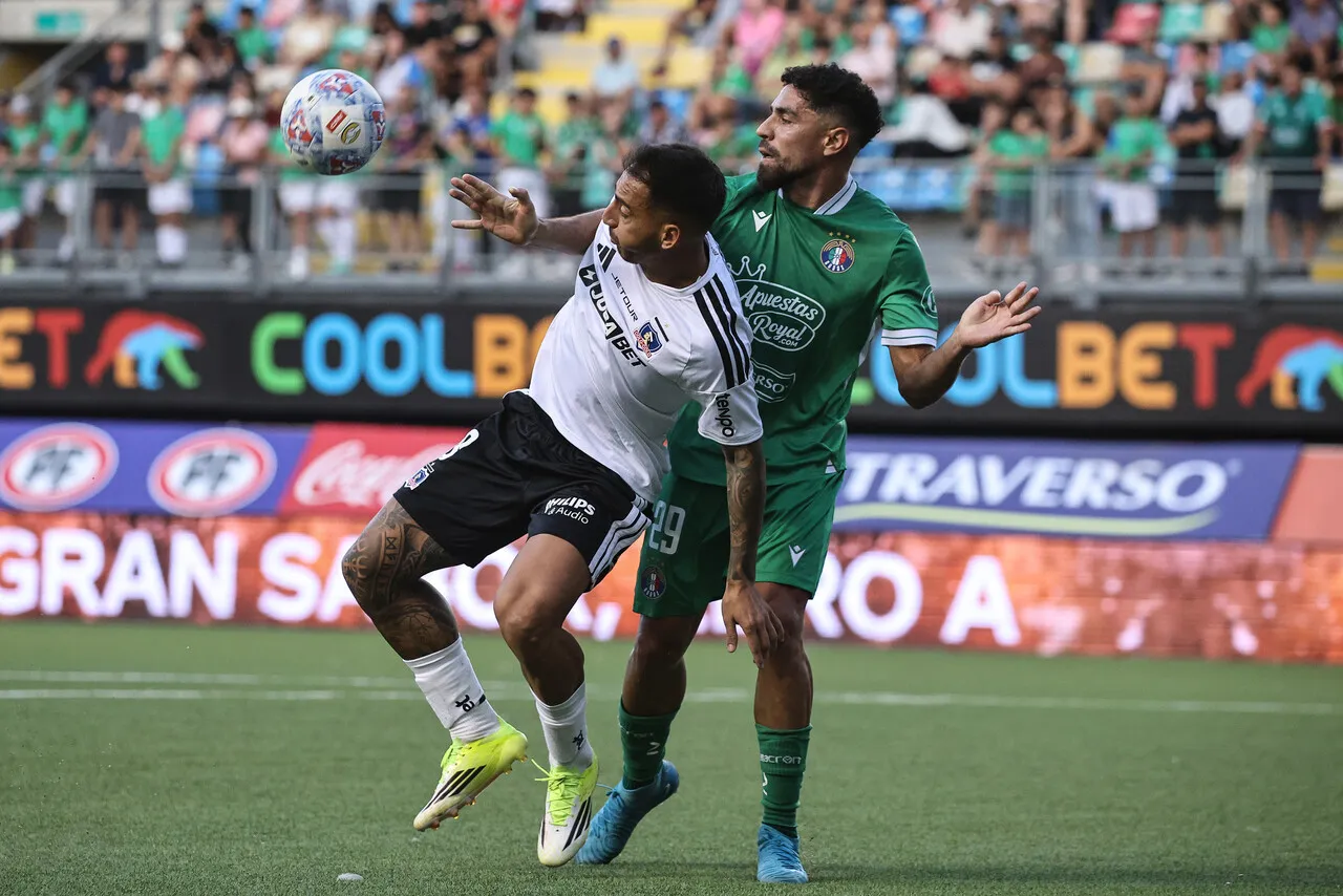 Javier Correa podría volver a ser suplente ante Huachipato (Photosport).