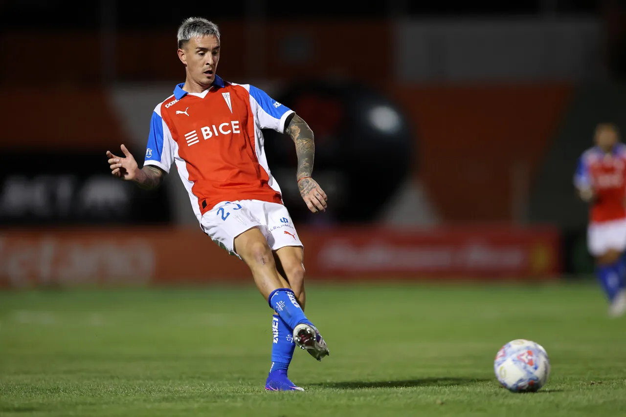 Tomás Asta-Buruaga genera un gran vacío en la UC tras sufrir grave lesión. (Foto: Photosport)