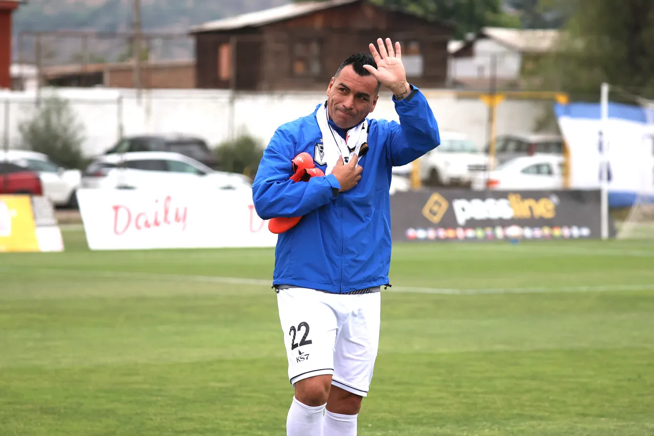 Esteban Paredes fue duramente cuestionado por el Colegio de Entrenadores (Photosport).