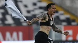 Pablo Mouche defiende a dos jugadores de Colo Colo. (Foto: Marcelo Hernández/Photosport)