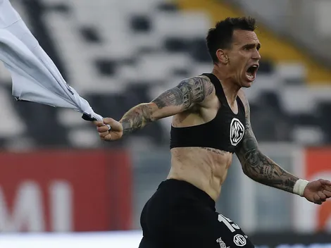 Pablo Mouche le presta ropa a dos criticados jugadores de Colo Colo