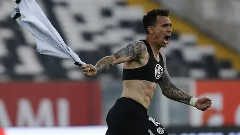 Pablo Mouche defiende a dos jugadores de Colo Colo. (Foto: Marcelo Hernández/Photosport)