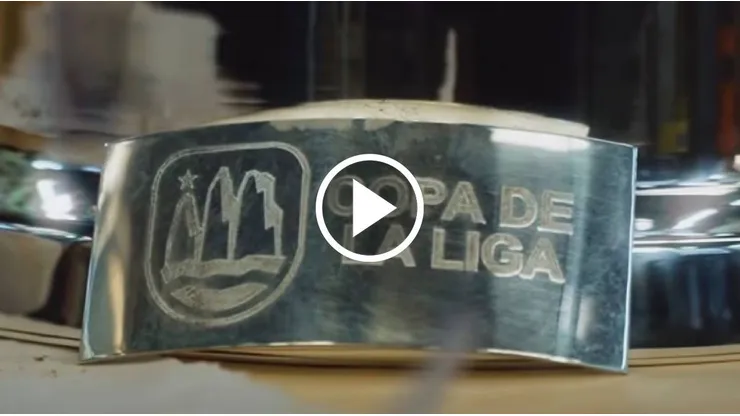 El trofeo de la Copa de la Liga toma forma. (Foto: Captura)