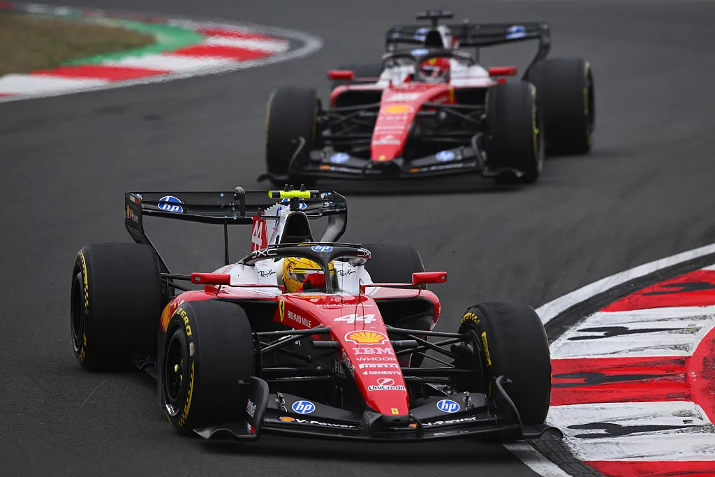 Lewis Hamilton y Charles Leclerc protagonizaron una dura batalla en el Gran Premio de China. (Foto: Rudy Carezzevoli/Getty Images)