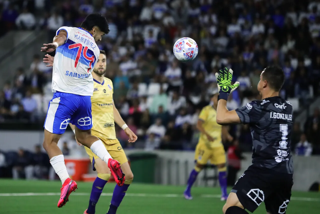 Martínez anotó el 2-2 de cabeza. | Foto: Photosport
