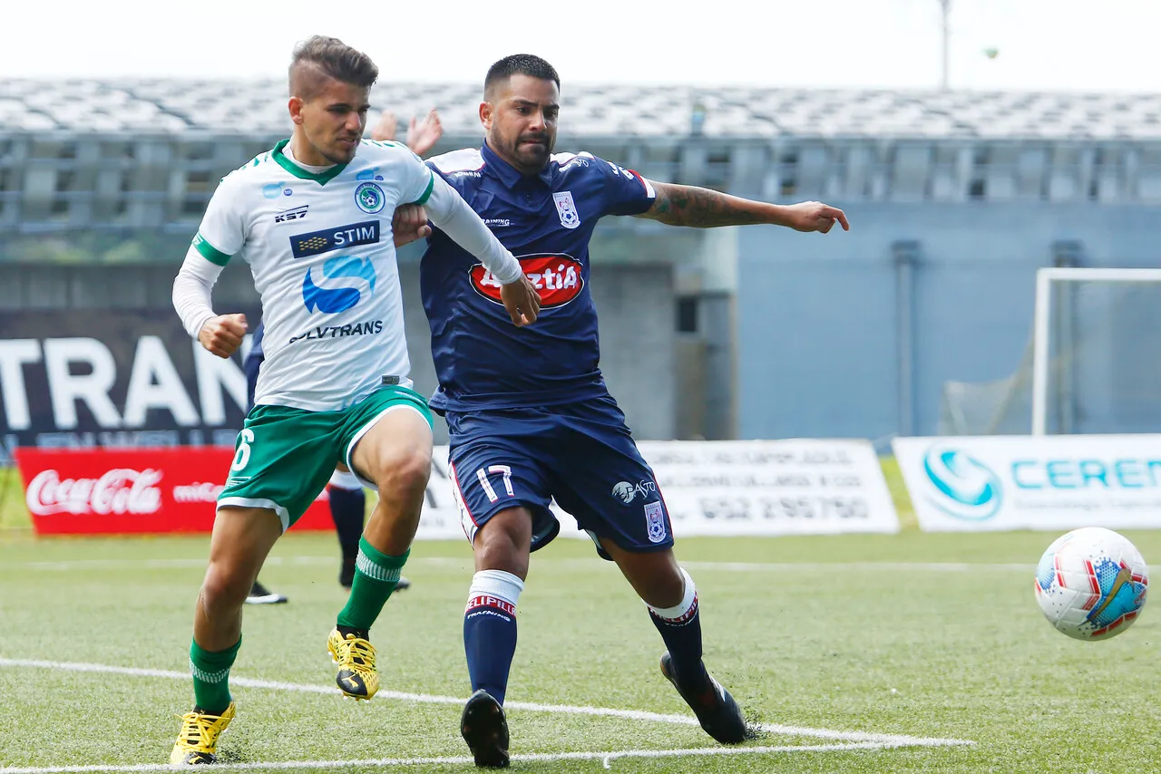 Magaña, a la derecha, defendiendo la camiseta de Melipilla. | Foto: Photosport