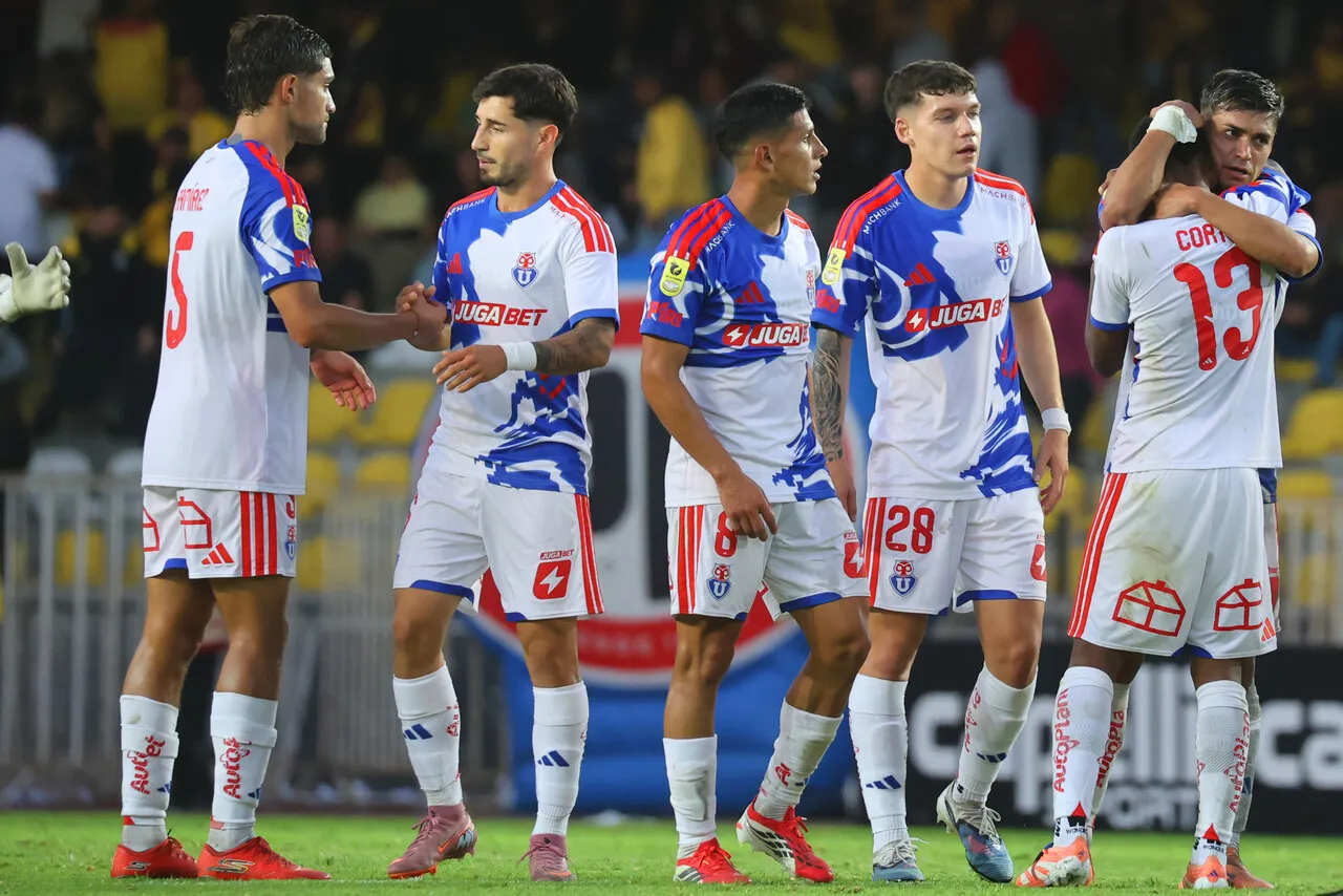 Hormazábal felicitando a Cortés. | Foto: Photosport