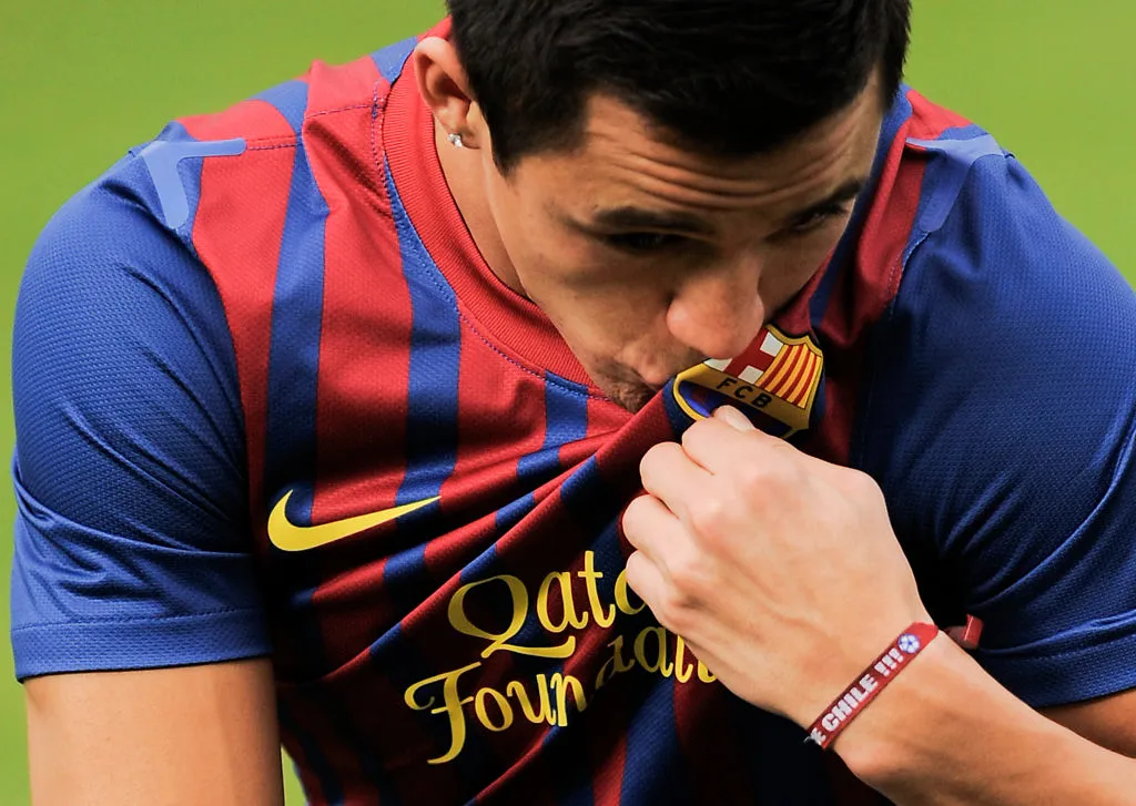 BARCELONA, SPAIN – JULY 25:  Alexis Sanchez from Chile kisses the FC Barcelona t-shirt as he poses during his presentation as the new signing for FC Barcelona at the Joan Gamper training camp sports complex on July 25, 2011 in Barcelona, Spain.  (Photo by David Ramos/Getty Images)