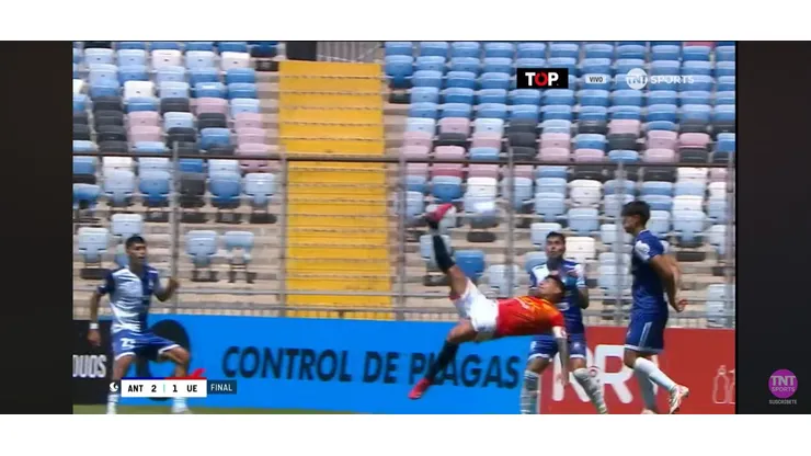 Patricio Rubio hizo un descomunal gol de chilena en Antofagasta.