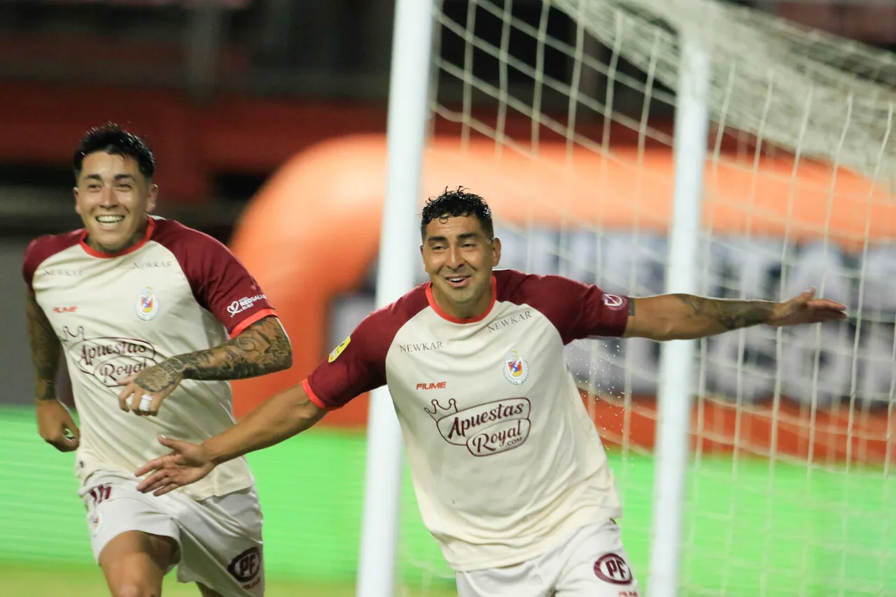 Jeisson Vargas anotó para Deportes La Serena en Chillán (Photosport).