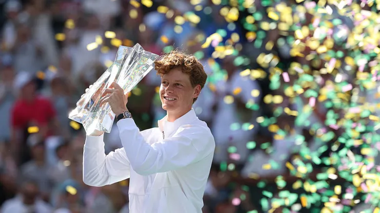 Jannik Sinner recortó distancia con Carlos Alcaraz en la cima del ranking ATP.