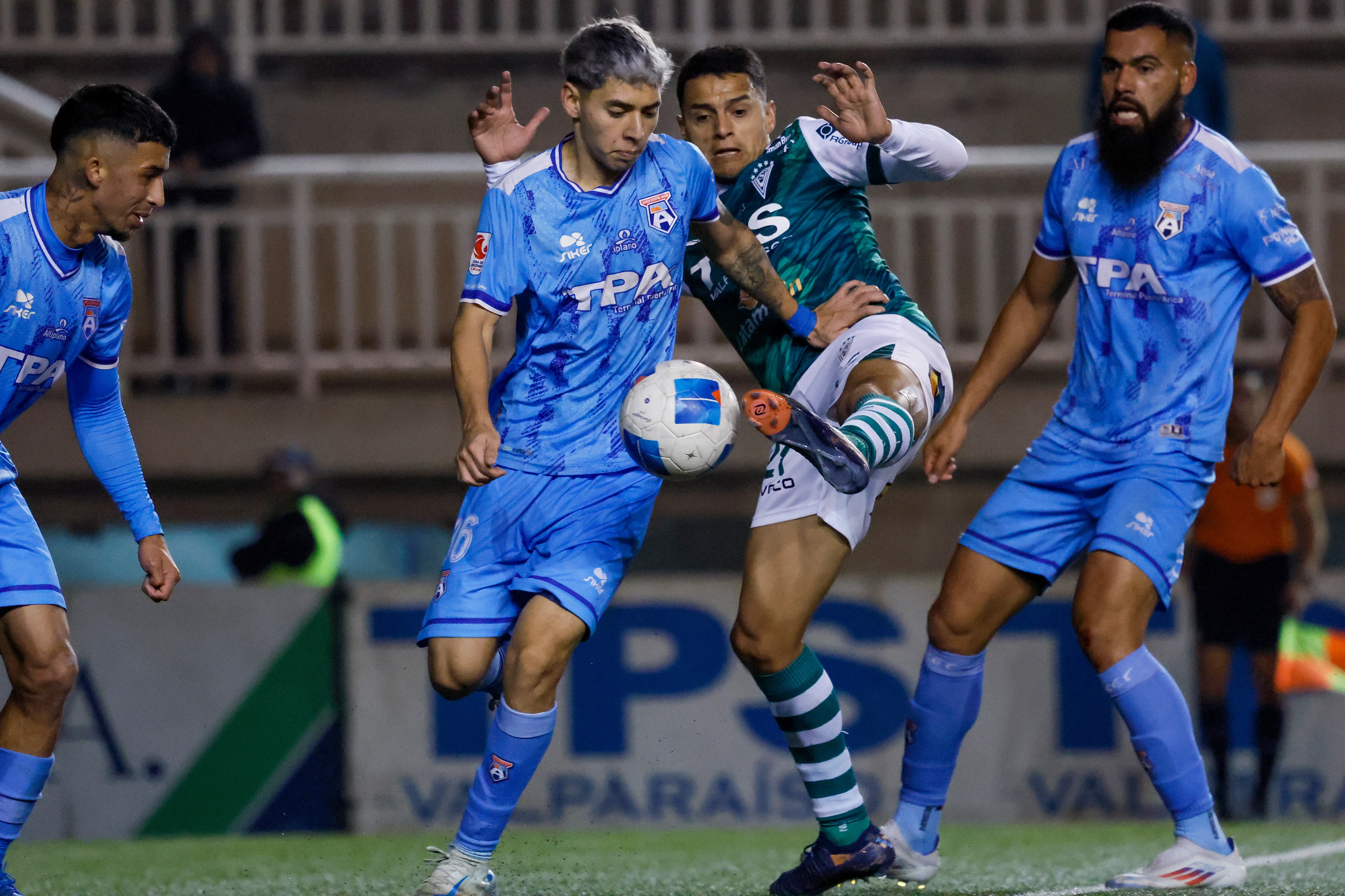 Los Bravos del Morro y los Caturro se ven las caras en el norte de nuestro país | FOTO; Andres Pina/Photosport