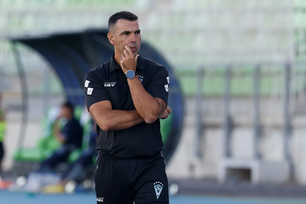 Santiago Wanderers sigue sin encontrar el rumbo en la Primera B (Photosport).