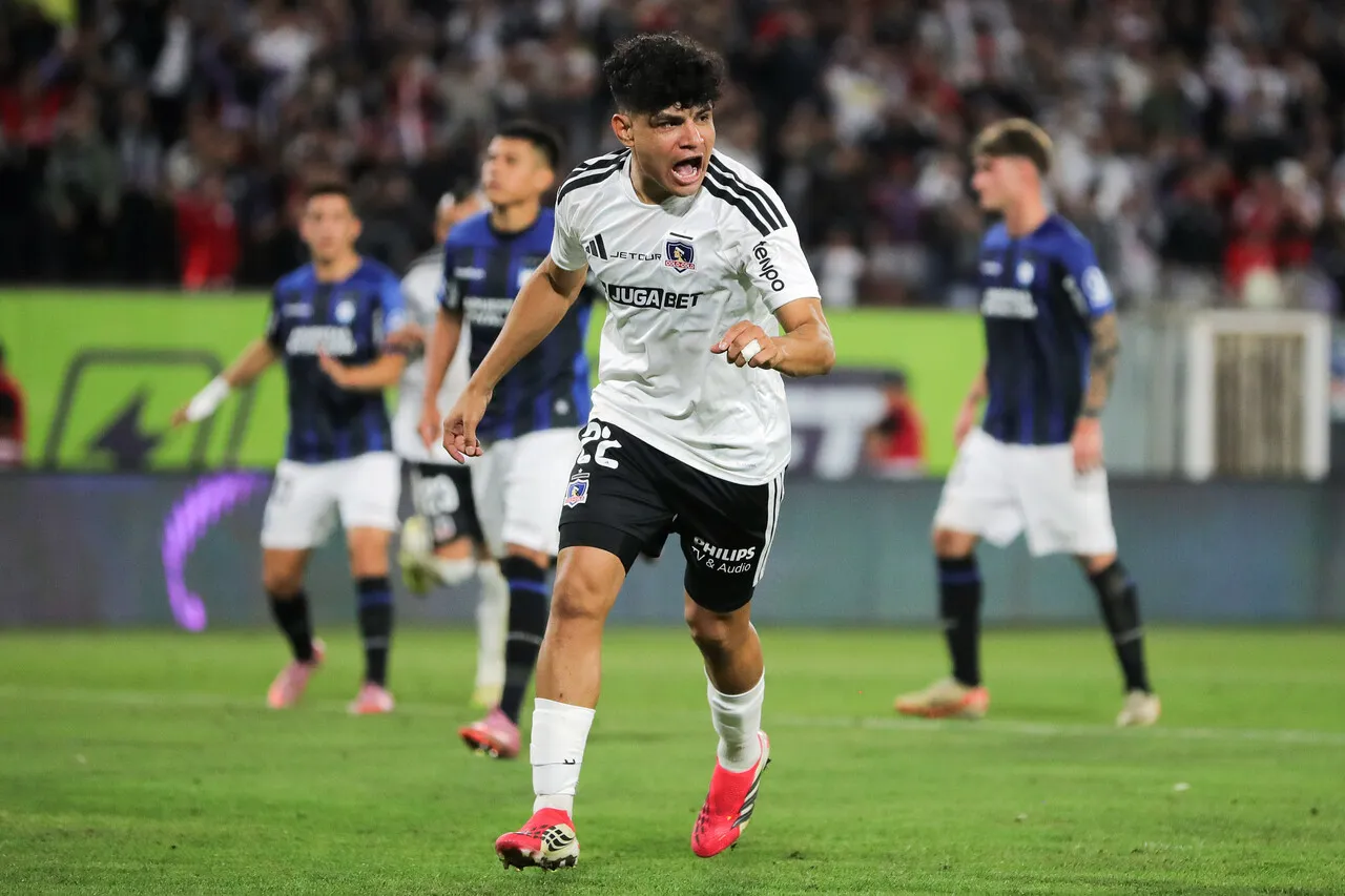 Claudio Aquino sentenció el partido para Colo Colo anotando el 2 a 0 en el Estadio Monumental. (Foto: Photosport)