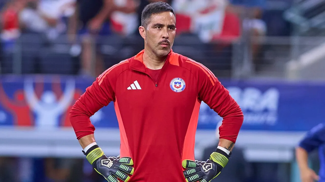 Saldrá Claudio Bravo del retiro para atajar por Colo Colo (Foto: Photosport)