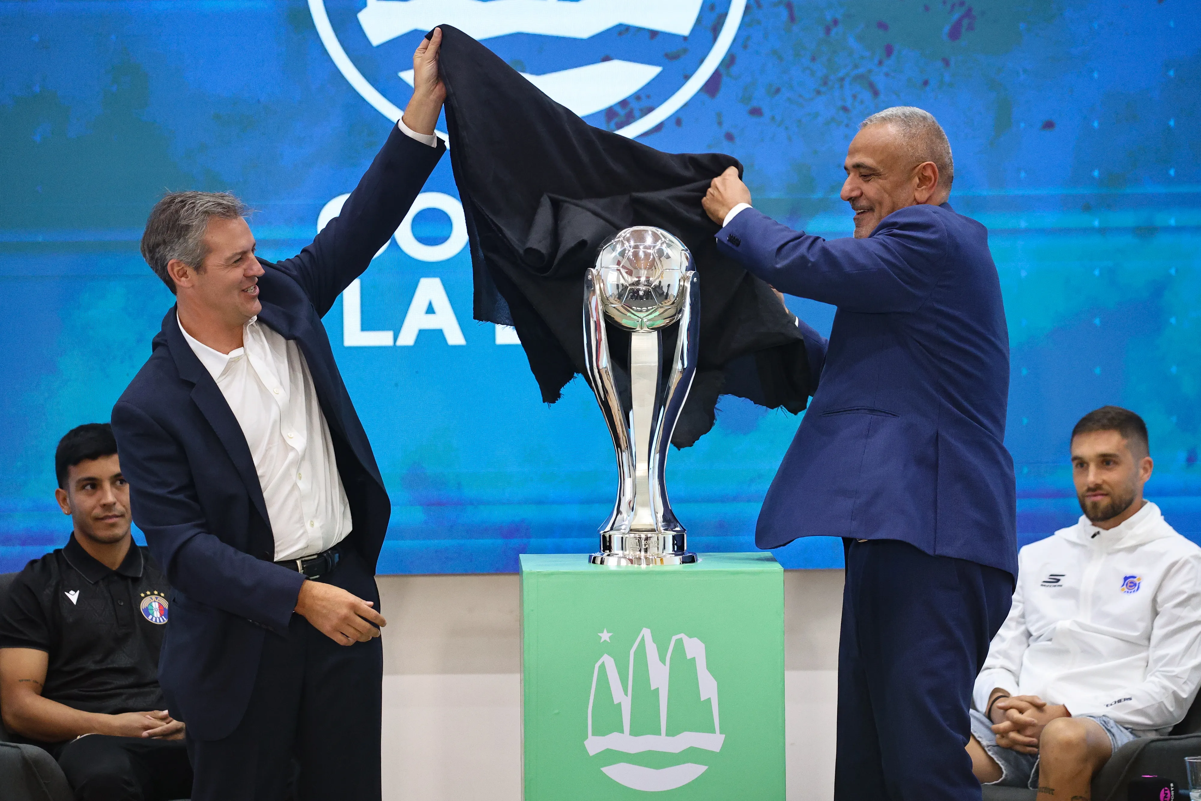 Este es el trofeo de la Copa de la Liga. (Foto: Diego Martin/Photosport)
