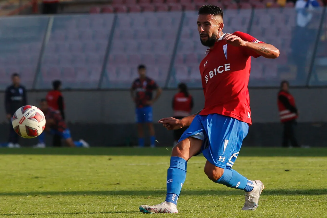 Isla es opción en la UC | Foto: Photosport