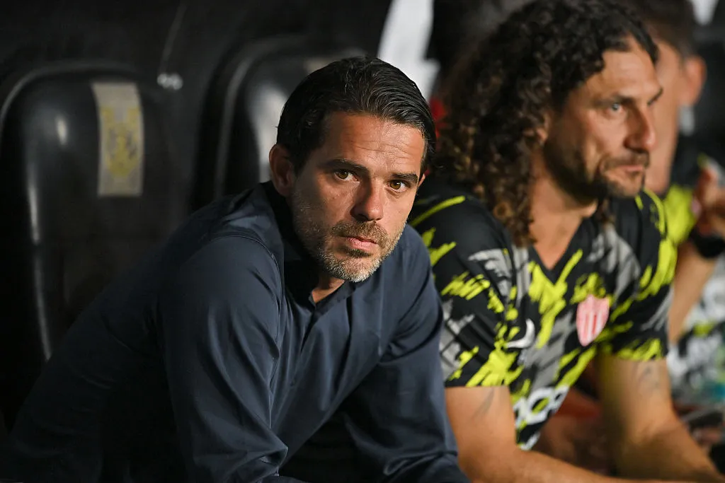 Fernando Gago recibe el apoyo de César Vaccia.