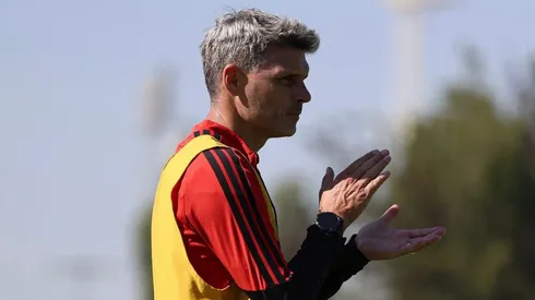 El DT de Colo Colo prueba a un nuevo canterano. (Foto: @colocolooficial)