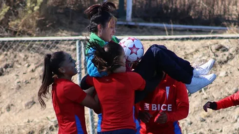 La UC recibió a decenas de niñas de un colegio especial de Lo Barnechea. (Foto: UC fem)