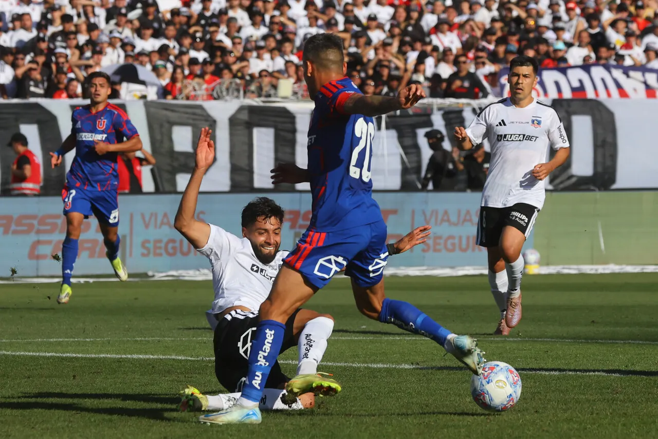 Jeyson Rojas vive un buen presente en Colo Colo y logró ganarle la titularidad a Matías Fernández. (Foto: Photosport)