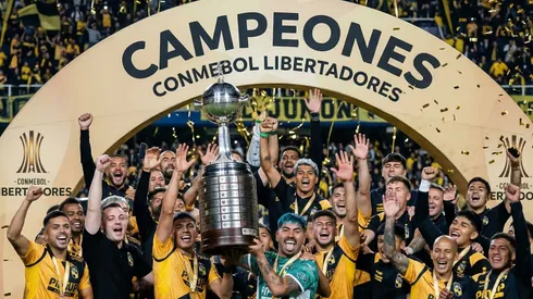 Coquimbo Unido ya conoce su grupo en la Copa Libertadores de América. (Foto generada con IA)