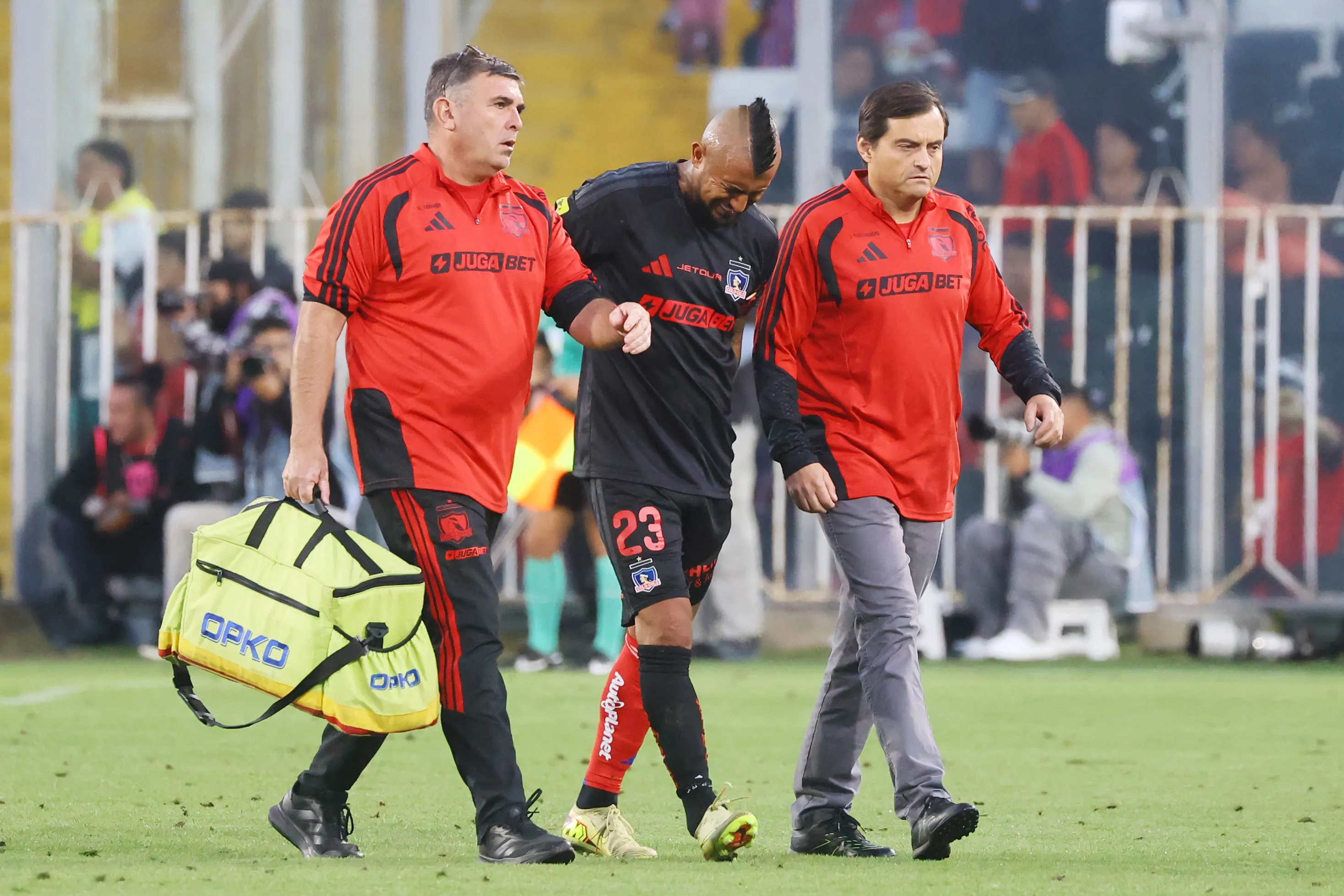 Arturo Vidal abandona la cancha con evidente dolor