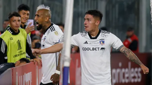 Arturo Vidal reacciona a las pifias a su ex compañero Cristián Zavala.