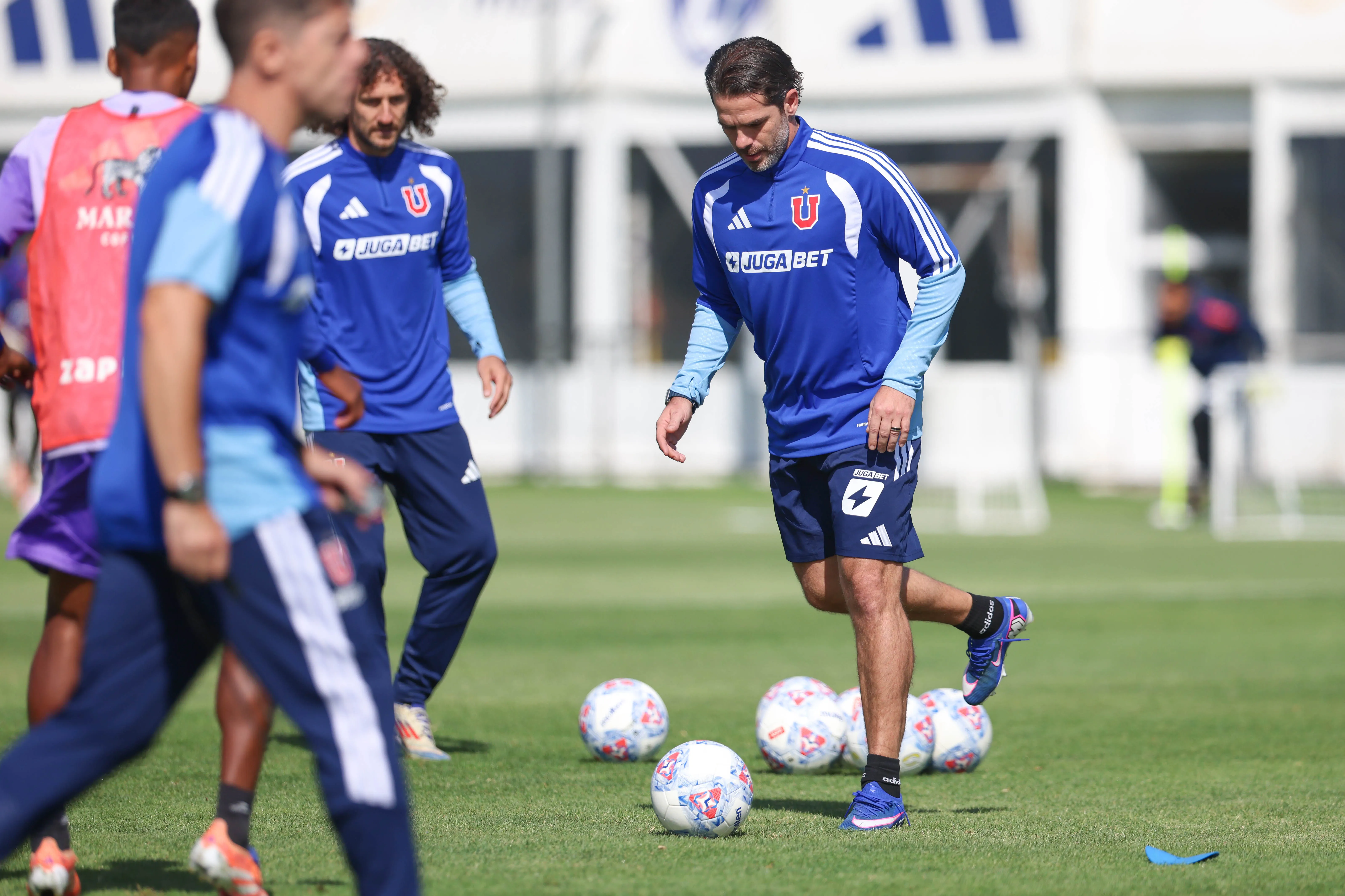 Fernando Gago quedó encantado con el Centro Deportivo Azul. (Foto: Universidad de Chile)