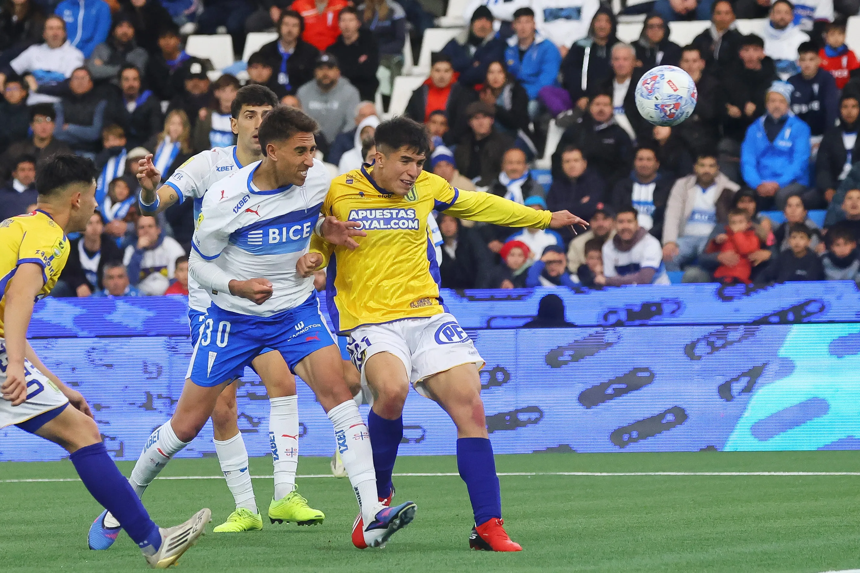 Diego Valencia le dio la victoria a Universidad Católica. (Foto: Jonnathan Oyarzún/Photosport)