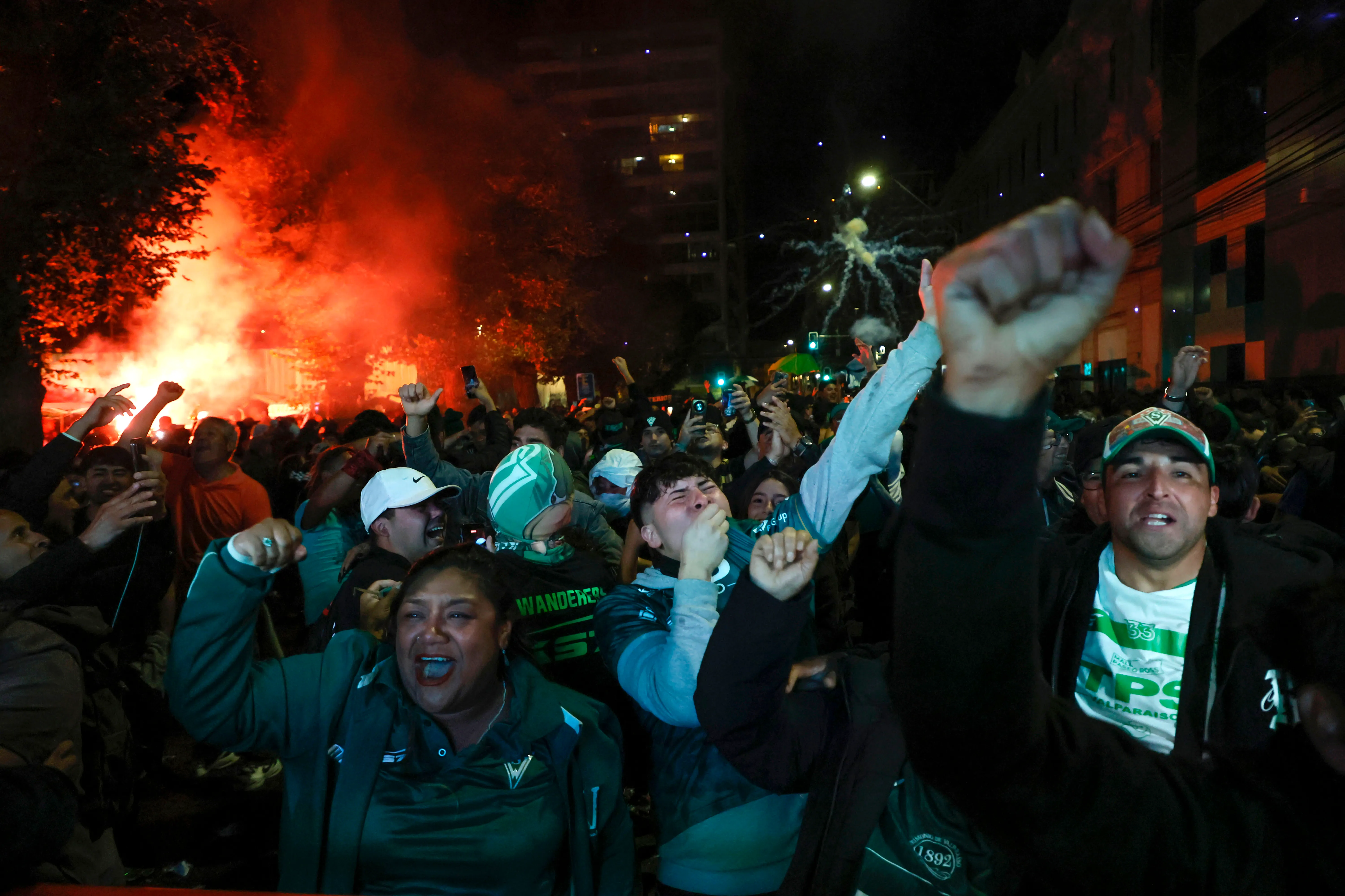 Así fueron los festejos en la Plaza de la Victoria de Valparaíso. (Foto: Sebastian Cisternas/Photosport)
