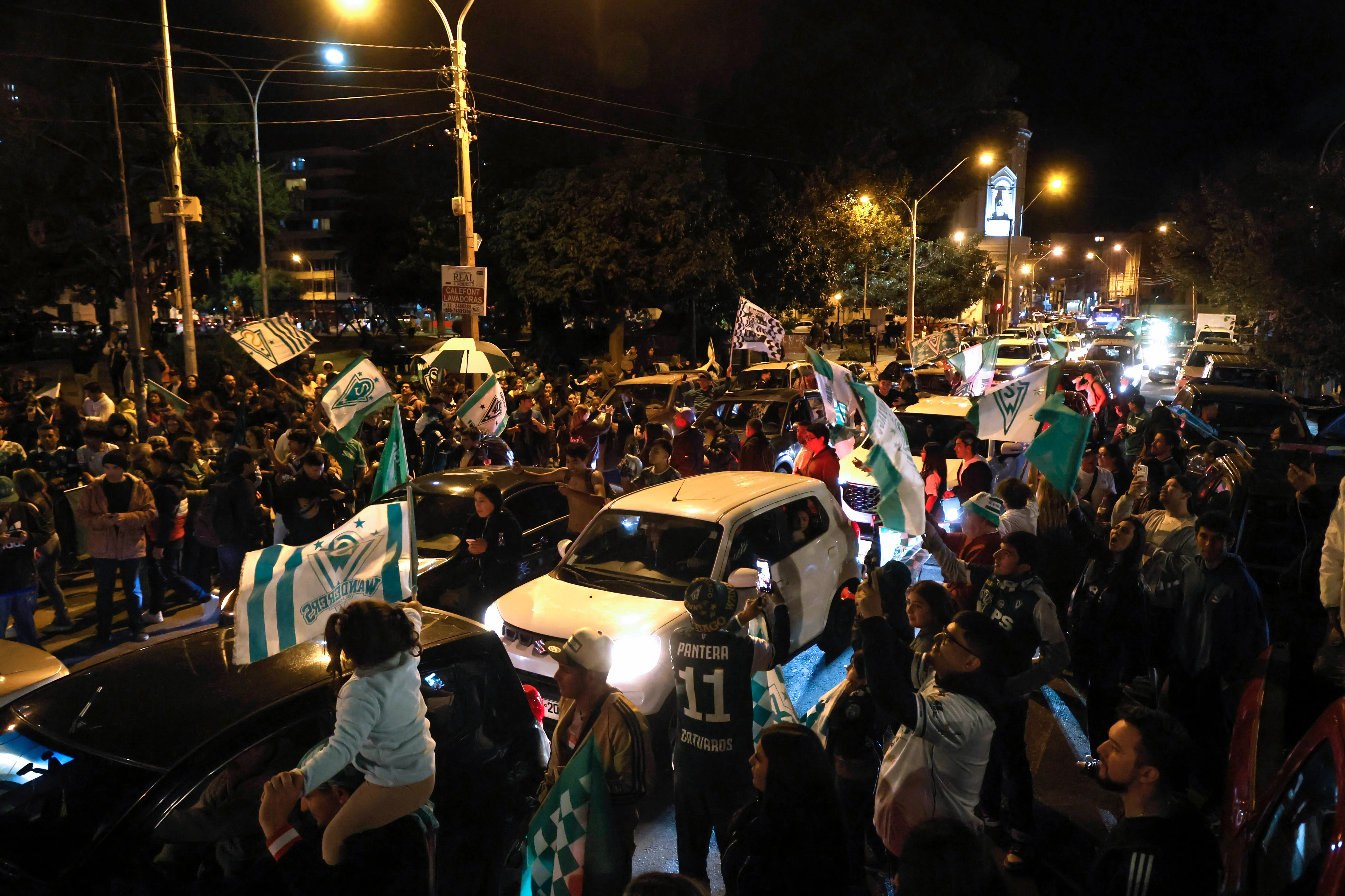 Hinchas de Santiago Wanderers celebrando en Plaza Victoria la obtencion de la Copa Libertadores Sub 20 | FOTO: Sebastian Cisternas/Photosport