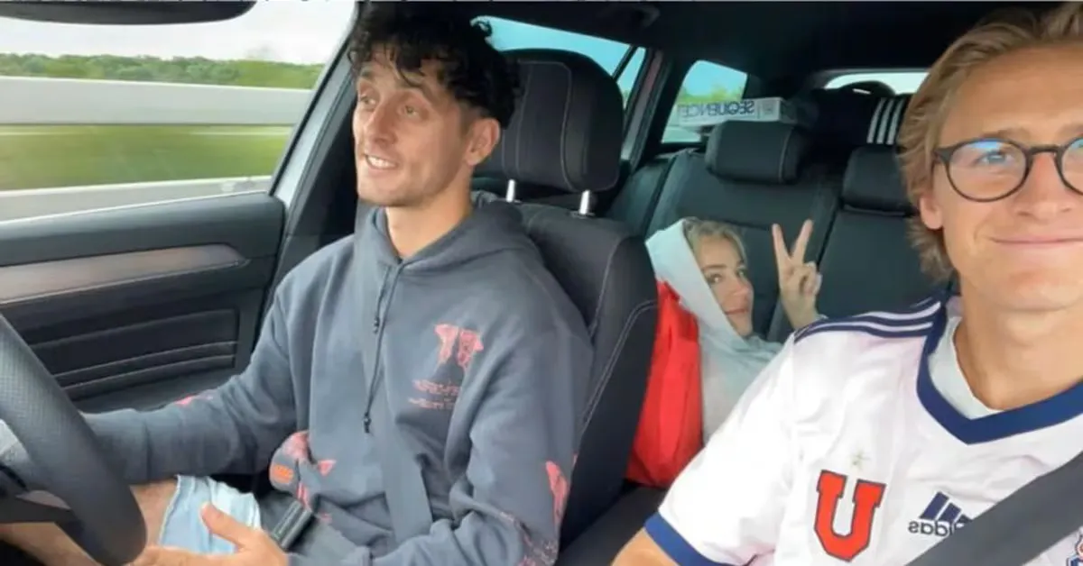 Sebastián Korda posó en 2022 con la camiseta de Universidad de Chile (Instagram).