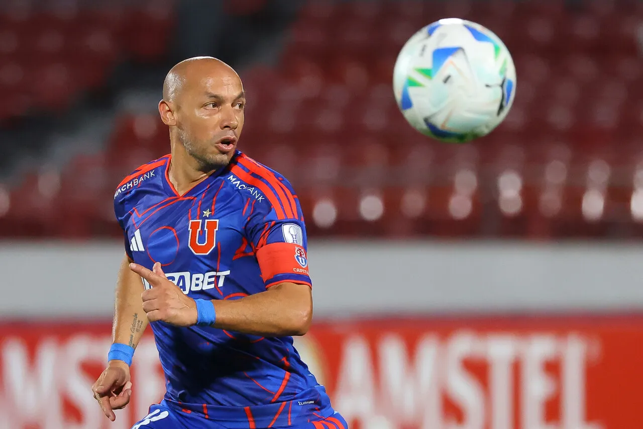 Marcelo Díaz no suma minutos desde que fue expulsado ante U. de Concepción (Photosport).