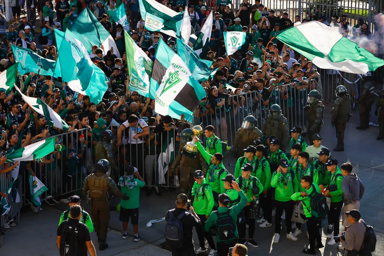 Cientos de hinchas acompañaron a Santiago Wanderers con la Copa Libertadores Sub-20 (Photosport).
