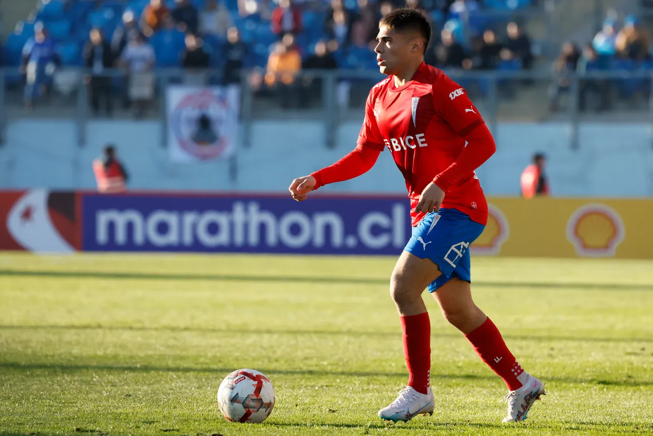 Bryan González terminó por ganarse toda la bronca de los hinchas de la UC (Foto: Photosport)