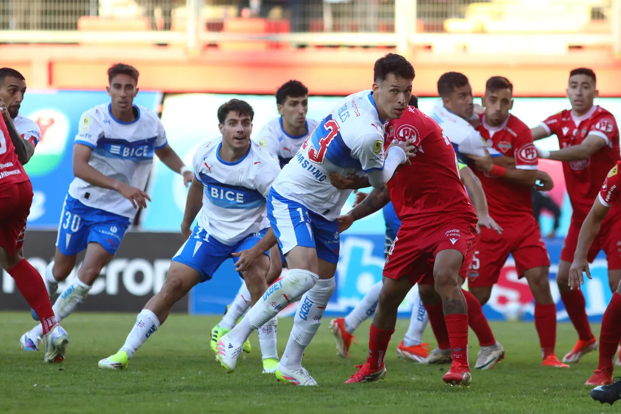 La UC lo sufre ante Ñublense y cae en la fecha dos de la Copa de La Liga (Foto: Photosport)