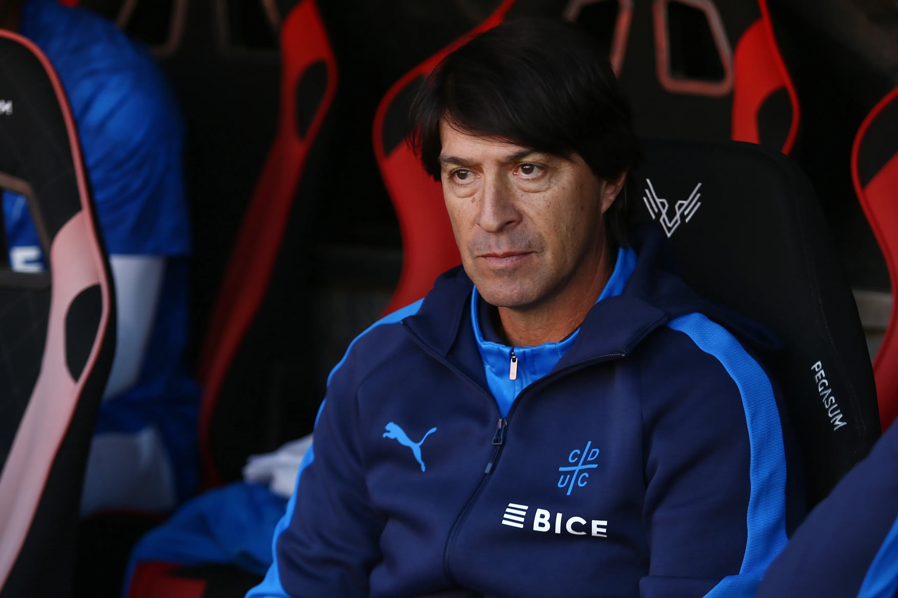 Daniel Garnero evidencia su molestia tras la derrota de la UC frente a Boca Juniors (Foto: Photosport)