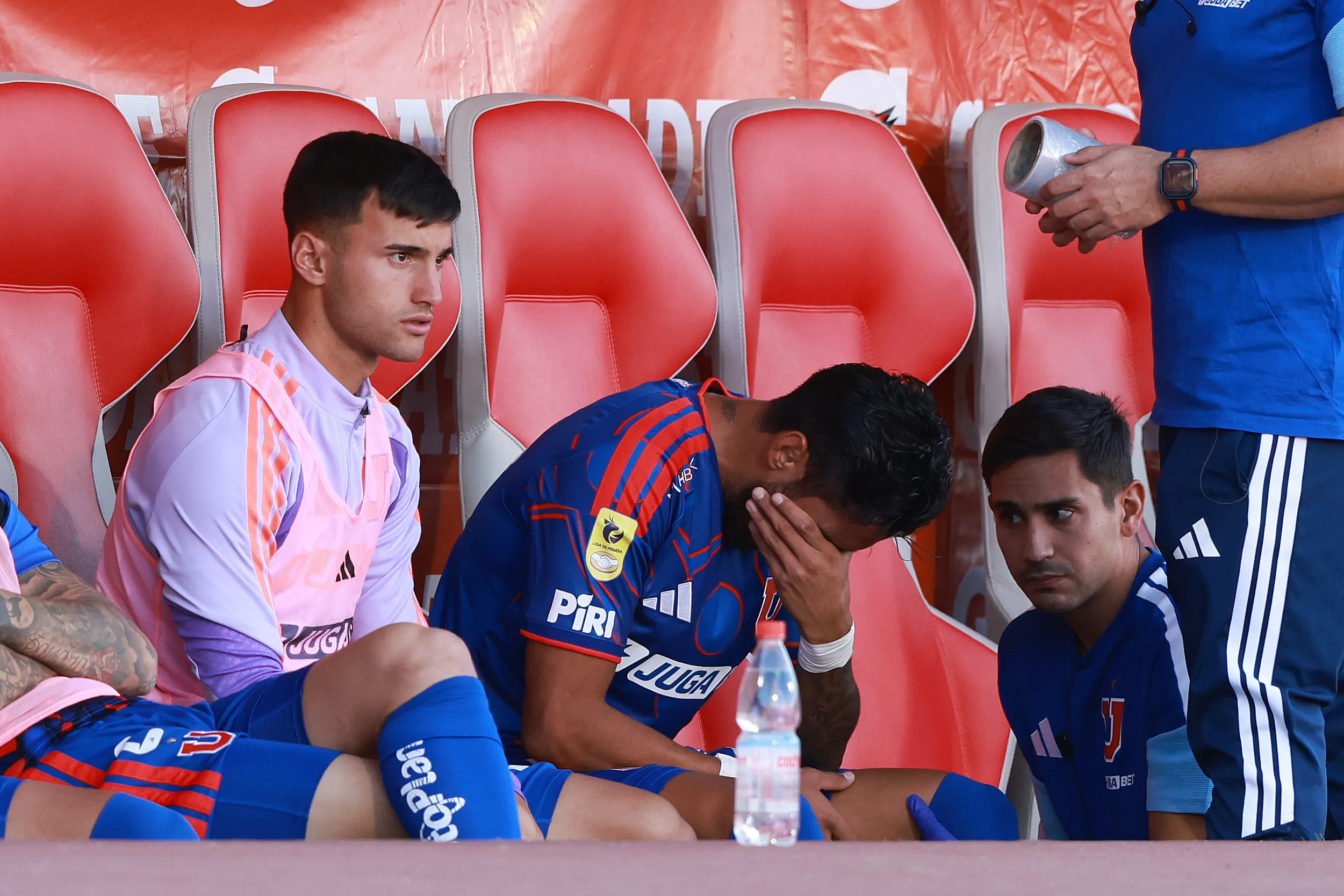 Juan Martín Lucero se vio visiblemente afectado tras durar 8 minutos en cancha | FOTO: Felipe Zanca/Photosport