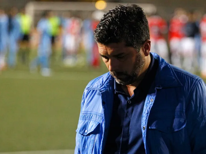 Jugó en Colo Colo y fue acusado de cobrarle a jugadores: el DT que vuelve al fútbol chileno